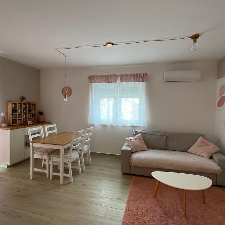 Mint&Rose Apartment เปโรย ภายนอก รูปภาพ